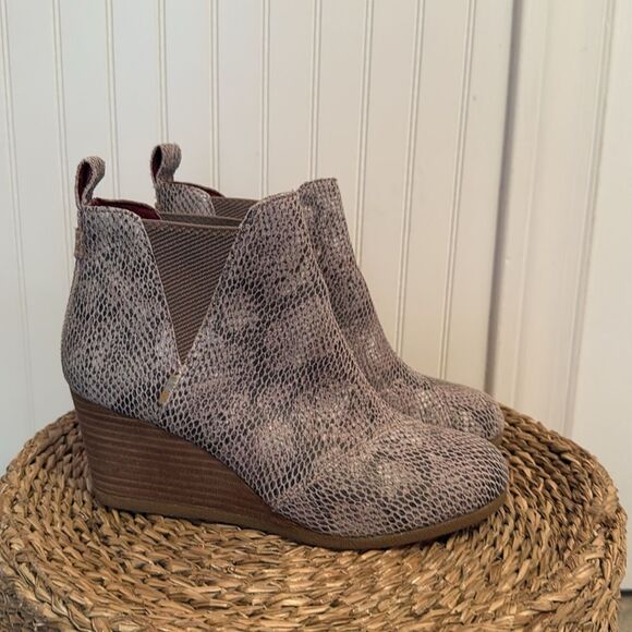 Tom’s Kelsie Stylish Snake Print Wedge Ankle Booties - 7 - Great Condition - Picture 3 of 9